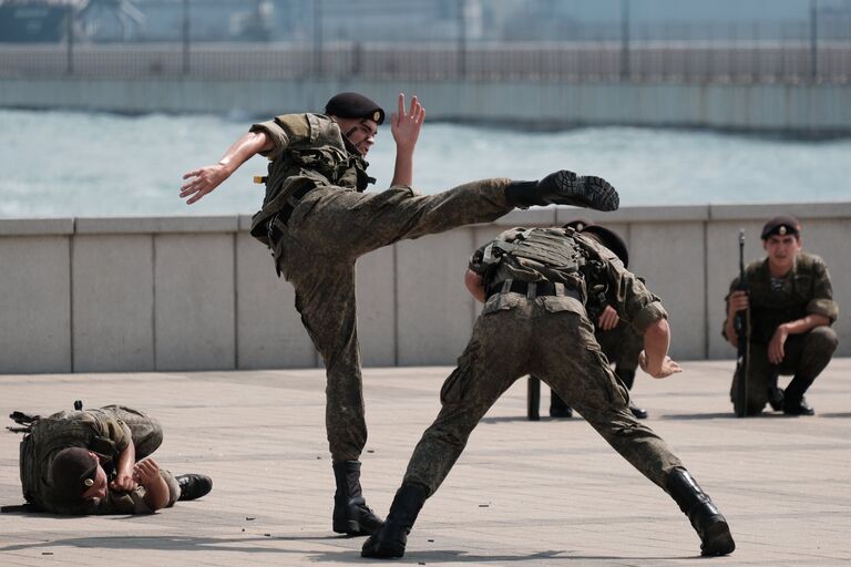 Морские пехотинцы во время показательных выступлений на праздновании Дня Военно-Морского Флота в Новороссийске