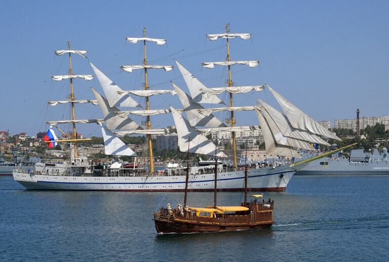 29 июля 2018. Учебный парусник Херсонес на военно-морском параде по случаю дня ВМФ России, в Севастополе 29 июля 2018. Учебный парусник Херсонес на военно-морском параде по случаю дня ВМФ России, в Севастополе