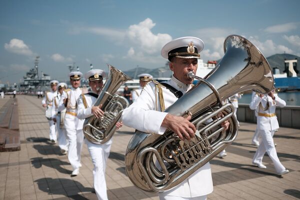 Музыканты военного духового оркестра на праздновании Дня Военно-Морского Флота в Новороссийске