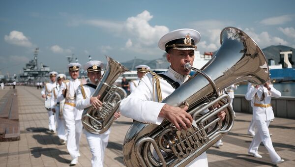 Музыканты военного духового оркестра на праздновании Дня Военно-Морского Флота в Новороссийске