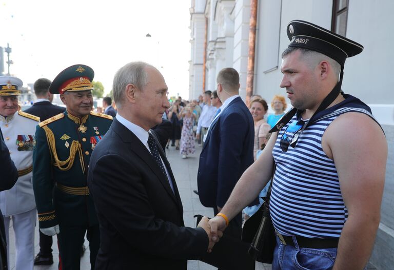 Президент РФ Владимир Путин после посещения крейсера Аврора в рамках празднования Дня ВМФ России в Санкт-Петербурге. 29 июля 2018