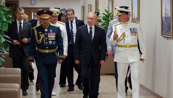 Президент РФ Владимир Путин во время посещения Нахимовского военно-морского училища в рамках празднования Дня ВМФ России в Санкт-Петербург