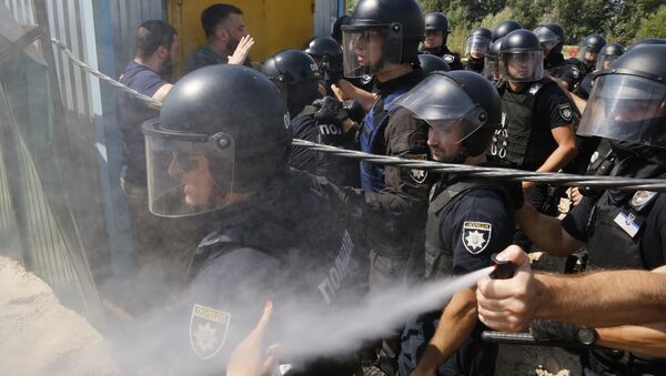 Киевская полиция распыляет слезоточивый газ во время протестов против застройки в одном из спальных районов Киева. 28 июля 2018