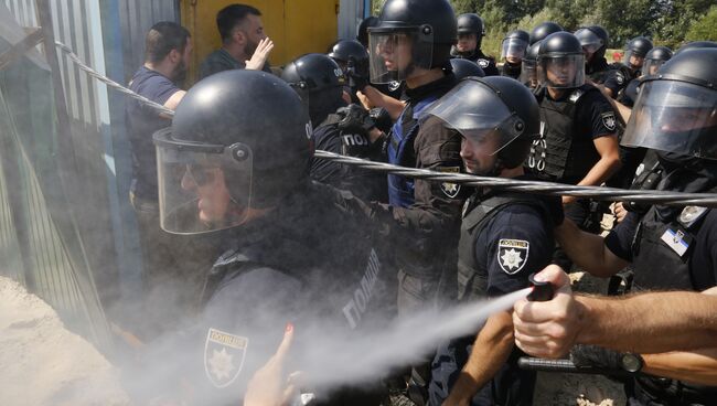 Киевская полиция распыляет слезоточивый газ во время протестов против застройки в одном из спальных районов Киева. 28 июля 2018