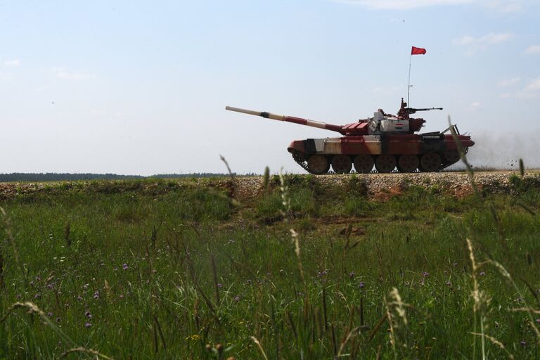 Танк команды армии Таджикистана в индивидуальной гонке международных соревнований Танковый биатлон — 2018 на подмосковном полигоне Алабино