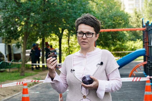 Галина Ключникова показывает устройство модуля Галина Ключникова показывает устройство модуля