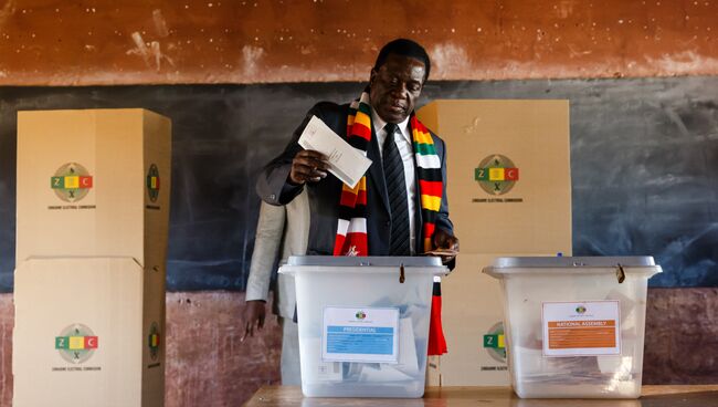 Президент Зимбабве Эммерсон Мнангагва в процессе голосования на избирательном участке в начальной школе Шервуда в Квекве. 30 июля 2018