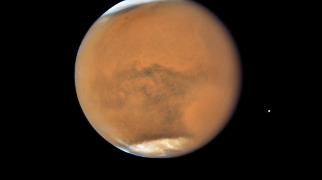 Марс снятый телескопом Хаббл. Архивное фото