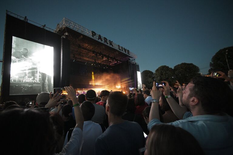 Зрители на музыкальном фестивале Park Live в Центральном парке культуры и отдыха имени Горького в Москве