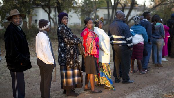 Жители Зимбабве в очереди на избирательный участок в городе Квекве. 30 июля 2018