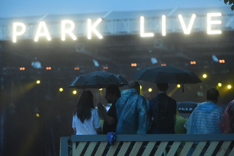 Зрители музыкального фестиваля Park Live в Центральном парке культуры и отдыха имени Горького в Москве