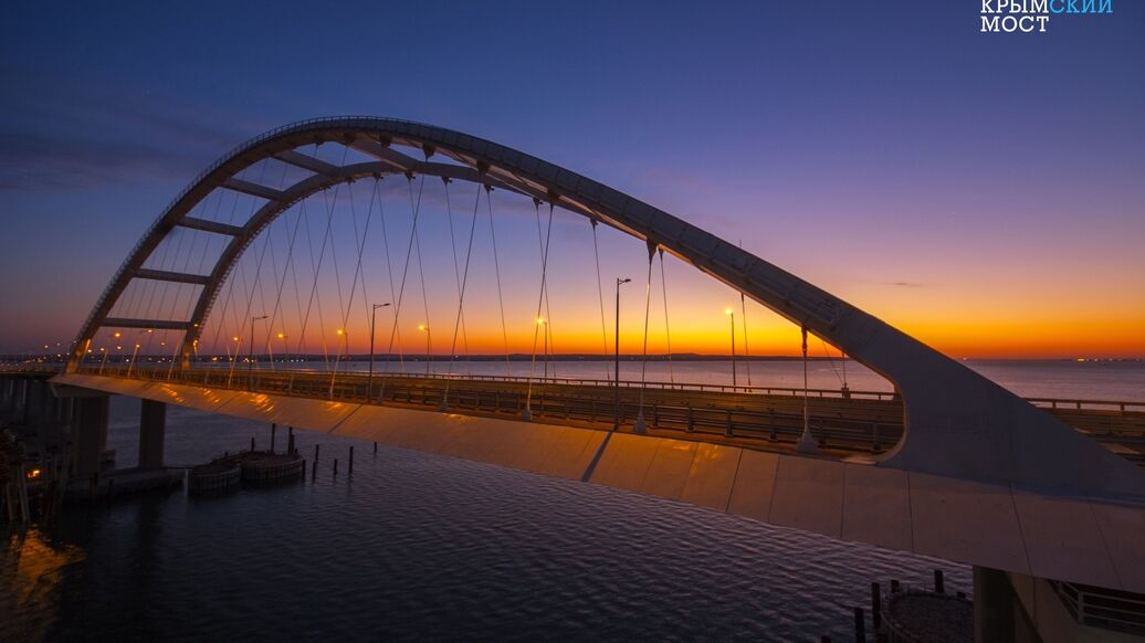 Два водителя нарушили запрет на проезд электрокаров по Крымскому мосту