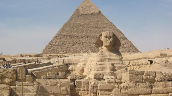 Сфинкс и пирамида Хеопса в Гизе
