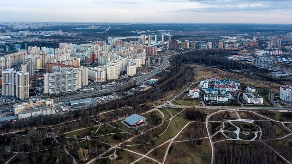 Район Павшинская пойма (слева) и ландшафтный парк Митино в Москве. Архивное фото