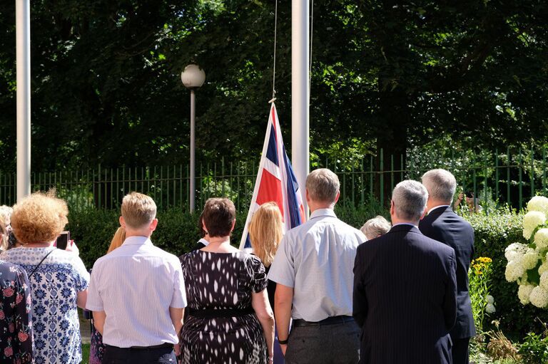 Флаг Великобритании сняли со здания генконсульства в Петербурге