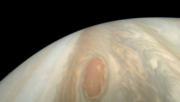 Красный шторм на поверхности Юпитера. Архивное фото