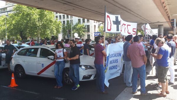 Бастующие против Uber мадридские таксисты заблокировали одну из центральных улиц города