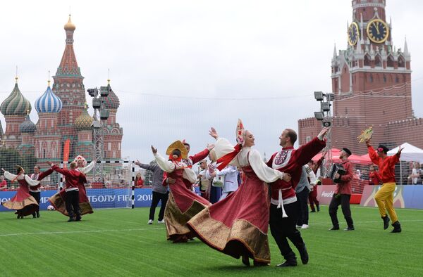 Выступление танцевального коллектива перед началом выставочного матча легенд ФИФА на Красной площади в Москве
