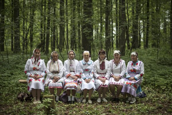 Жительницы села Шоруньжа в национальных костюмах на празднике Сярем
