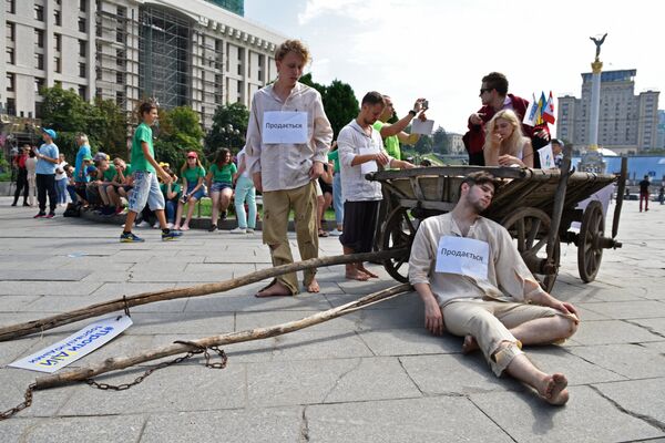 Участники социально-информационной акции противодействия торговле людьми в Киеве.
