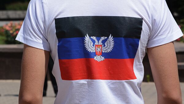 Флаг Донецкой Народной Республики на футболке. Архивное фото