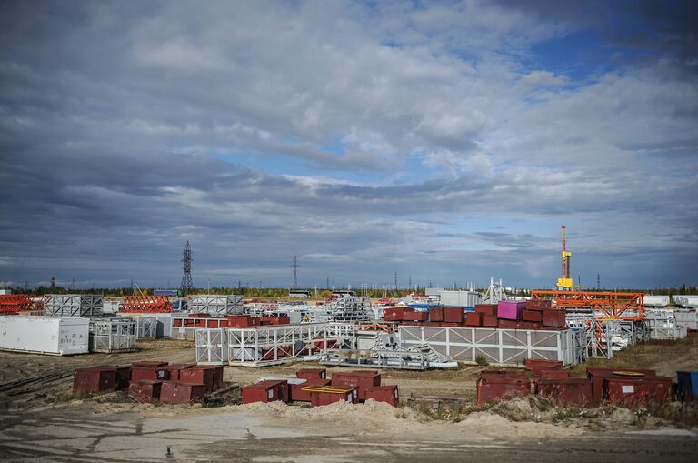 Склад разобранных буровых установок в поселке Пурпе в Ямало-Ненецком автономном округе