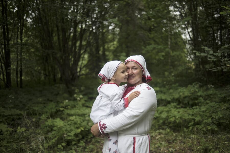 Жительница села Шоруньжа в национальном костюме на празднике Сярем