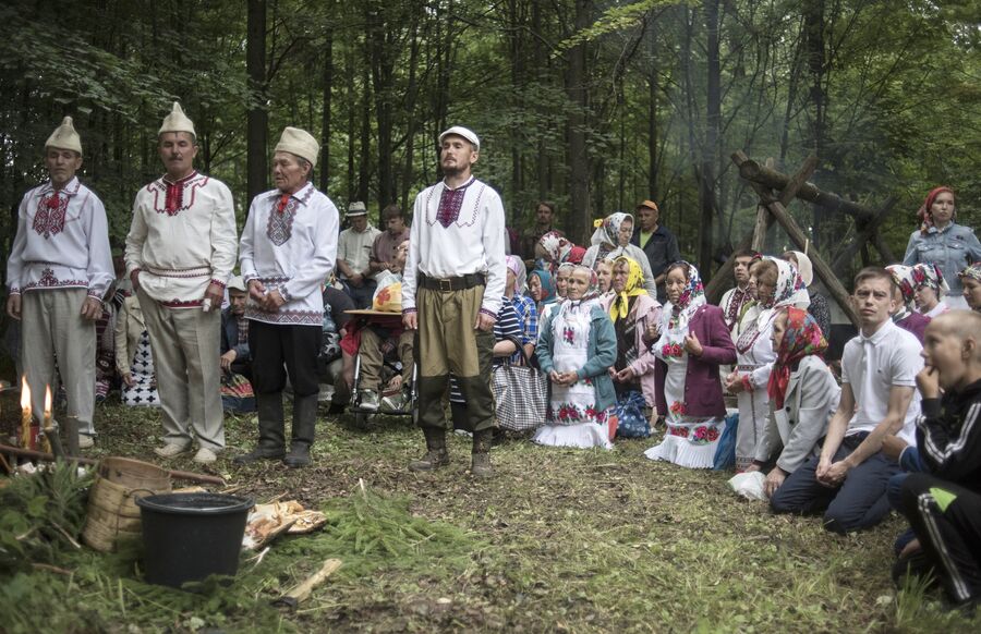 Жители села Шоруньжа во время молитвы очищения у священного дерева (онапу) на празднике Сярем