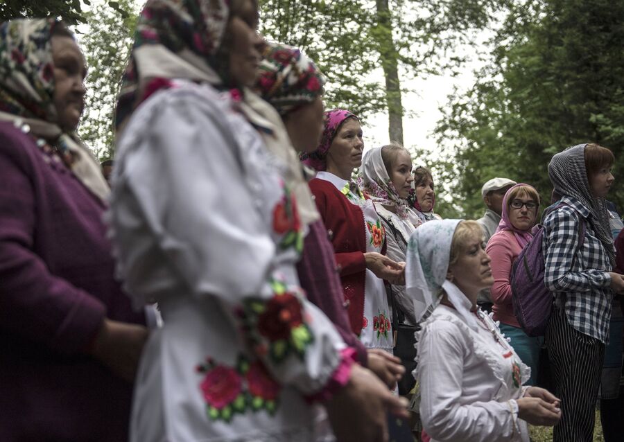 Жительницы села Шоруньжа во время молитвы очищения на празднике Сярем