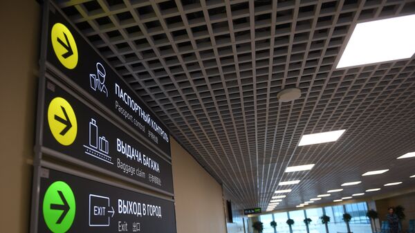 Указатели в зале нового терминала аэропорта Домодедово