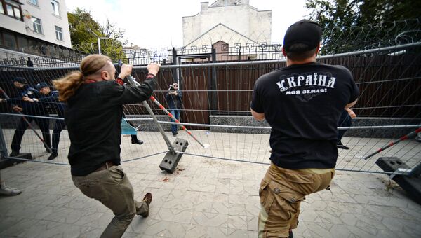 Активисты националистических организаций во время беспорядков у посольства России в Киеве. Архивное фото