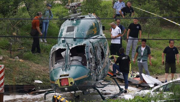 Спасатели на месте крушения вертолета в Пекине, Китай. 30 июля 2018 года