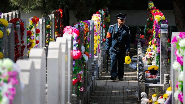 Сотрудник службы охраны на кладбище в Китае. Архивное фото
