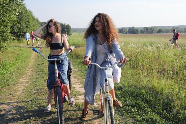 Посетители международного фестиваля ландшафтных объектов Архстояние в Калужской области