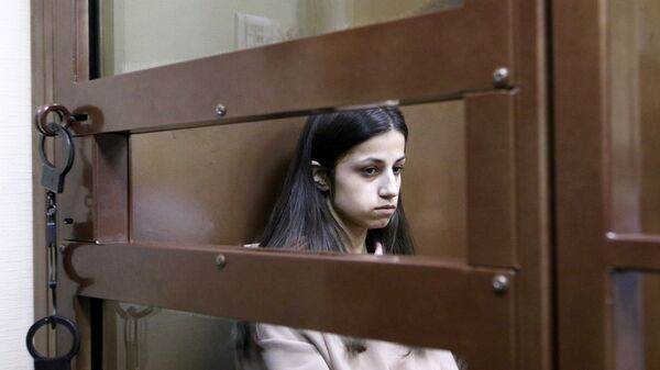 Задержанная по обвинению в убийстве отца 19-летняя Ангелина Хачатурян в Останкинском суде