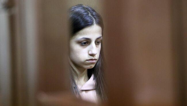 Задержанная по обвинению в убийстве отца 19-летняя Ангелина Хачатурян в Останкинском суде. 30 июля 2018