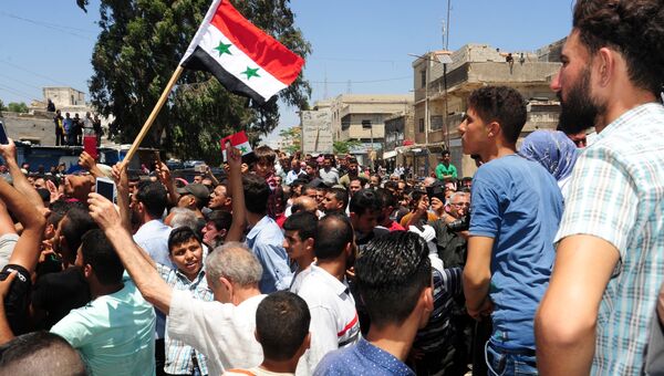 Митинг по случаю освобождения от террористов в городе Нава в сирийской провинции Дераа