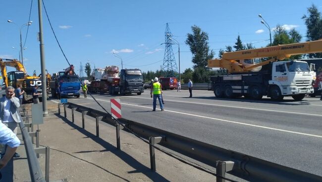 Сотрудники МЧС во время ликвидации последствий ДТП с участием КамАЗа на Ярославском шоссе возле Пушкино. 31 июля 2018