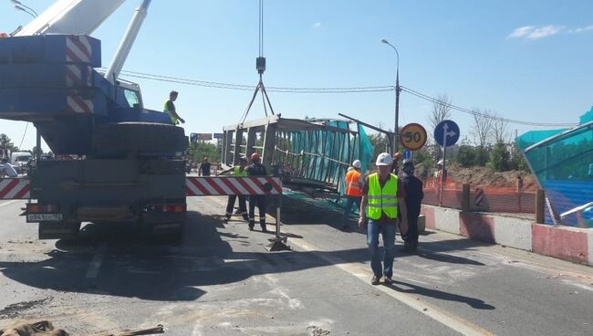 Сотрудники МЧС во время ликвидации последствий ДТП с участием КамАЗа на Ярославском шоссе возле Пушкино. 31 июля 2018