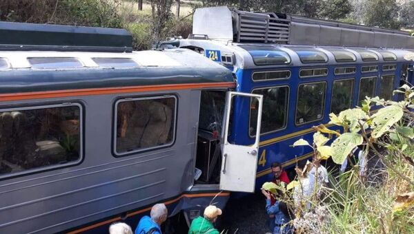 Два туристических поезда столкнулись в Перу. 31 июля 2018