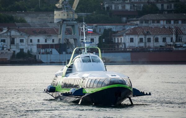 Скоростное морское пассажирское судно на подводных крыльях Комета 120М выполняет первый рейс по маршруту между Севастополем и Ялтой. 1 августа 2018