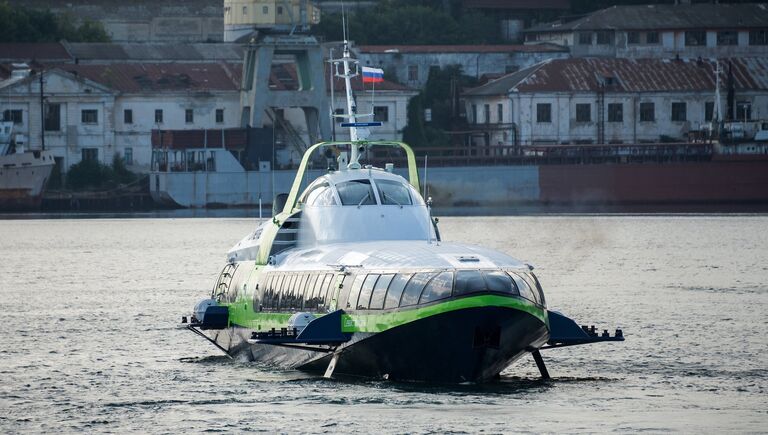 Скоростное морское пассажирское судно на подводных крыльях Комета 120М выполняет первый рейс по маршруту между Севастополем и Ялтой. 1 августа 2018