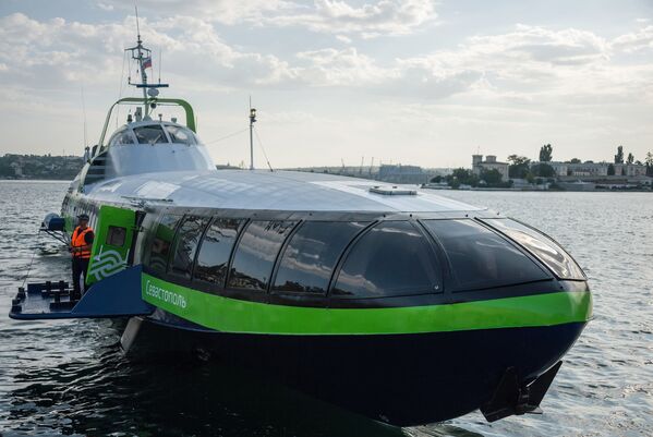 Скоростное морское пассажирское судно на подводных крыльях «Комета 120М» выполняет первый рейс по маршруту между Севастополем и Ялтой