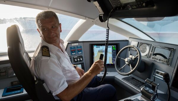 Капитан скоростного морского пассажирского судна на подводных крыльях «Комета 120М» перед отправлением в первый рейс по маршруту между Севастополем и Ялтой