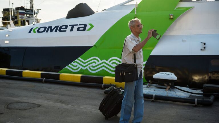 Пассажир у скоростного морского судна на подводных крыльях «Комета 120М» Пассажир у скоростного морского судна на подводных крыльях «Комета 120М»