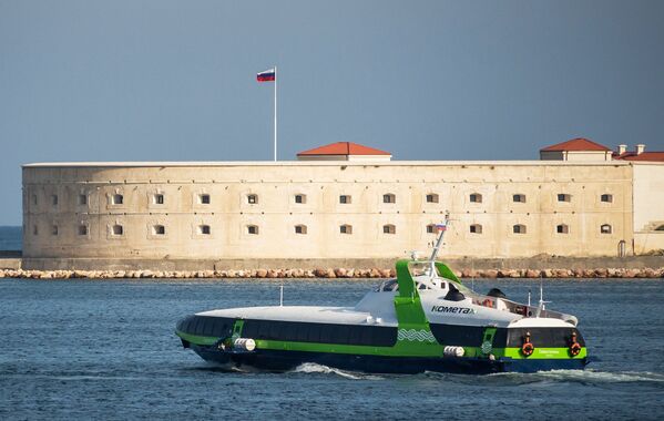 Скоростное морское пассажирское судно на подводных крыльях «Комета 120М» выполняет первый рейс по маршруту между Севастополем и Ялтой. На втором плане: Севастопольская крепость