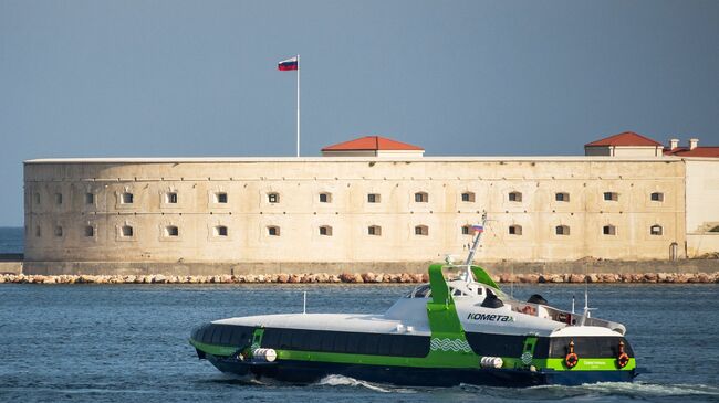 Скоростное морское пассажирское судно на подводных крыльях «Комета 120М» выполняет первый рейс по маршруту между Севастополем и Ялтой. Архивное фото