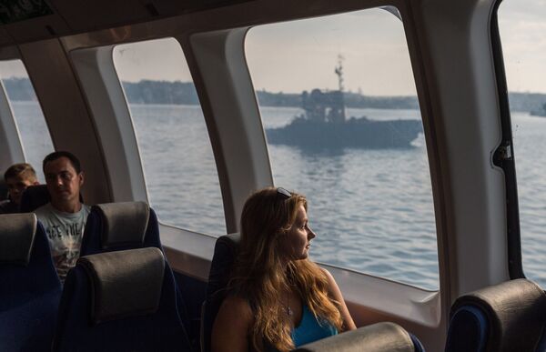 Пассажиры на борту скоростного морского судна на подводных крыльях «Комета 120М» во время его первого рейса по маршруту между Севастополем и Ялтой