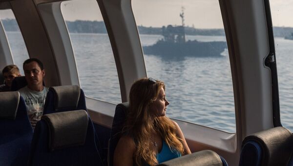 Пассажиры на борту скоростного морского судна на подводных крыльях «Комета 120М» во время его первого рейса по маршруту между Севастополем и Ялтой