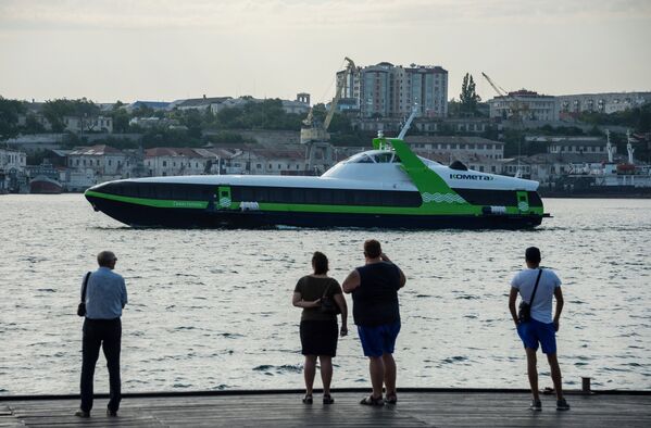 Скоростное морское пассажирское судно на подводных крыльях Комета 120М выполняет первый рейс по маршруту между Севастополем и Ялтой.